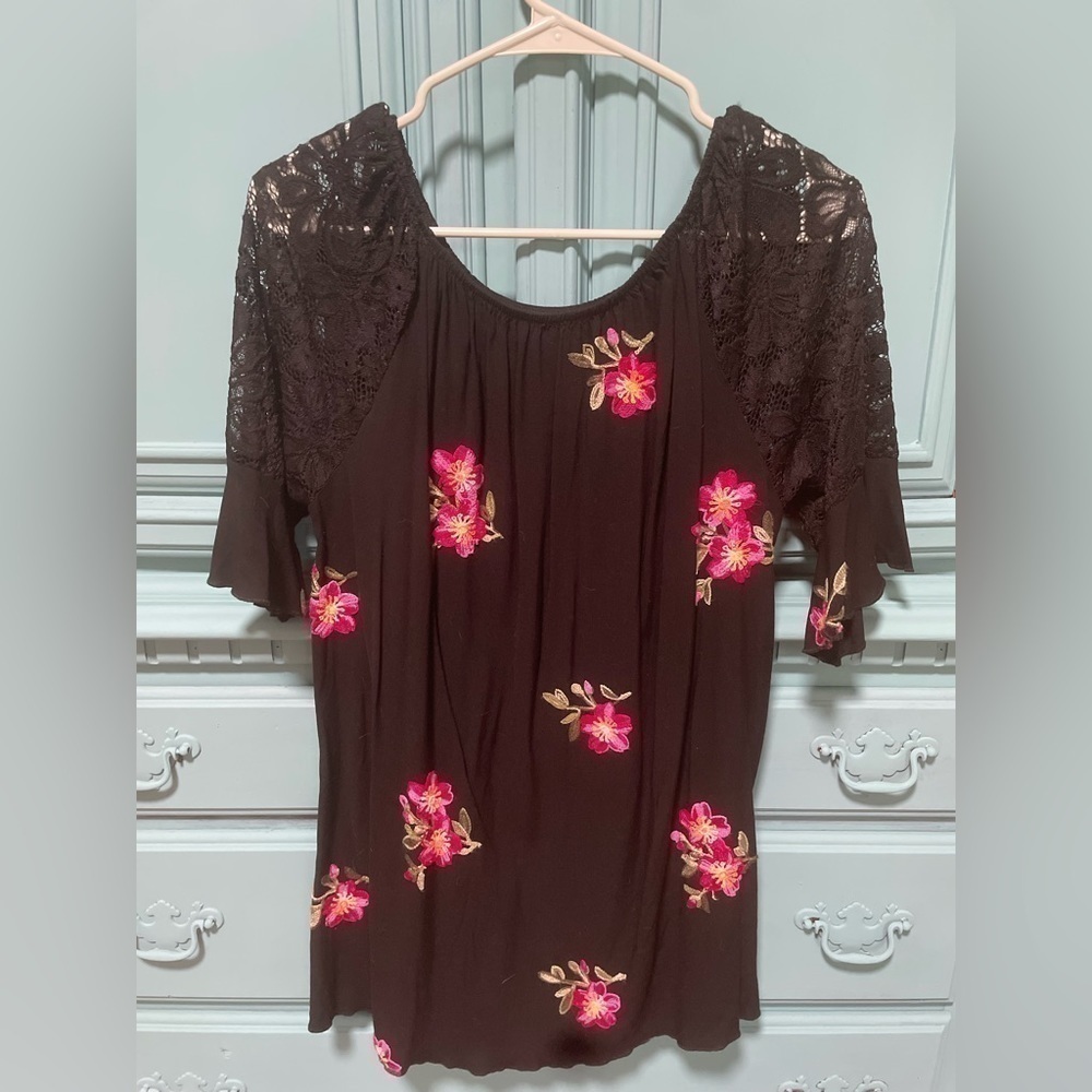 𝅺lilypad  BOGO 🌺 🌼 𝅺EUC embroidered floral black tunic with lace details